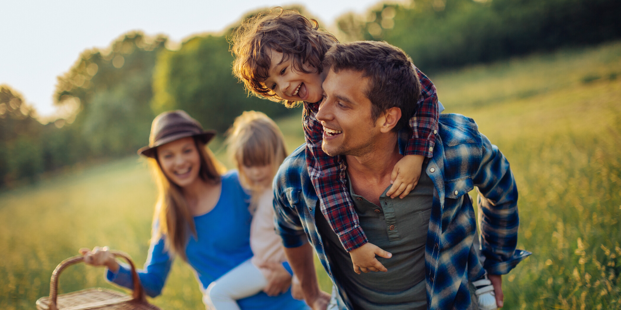 Familie auf einem Feld im Sommer