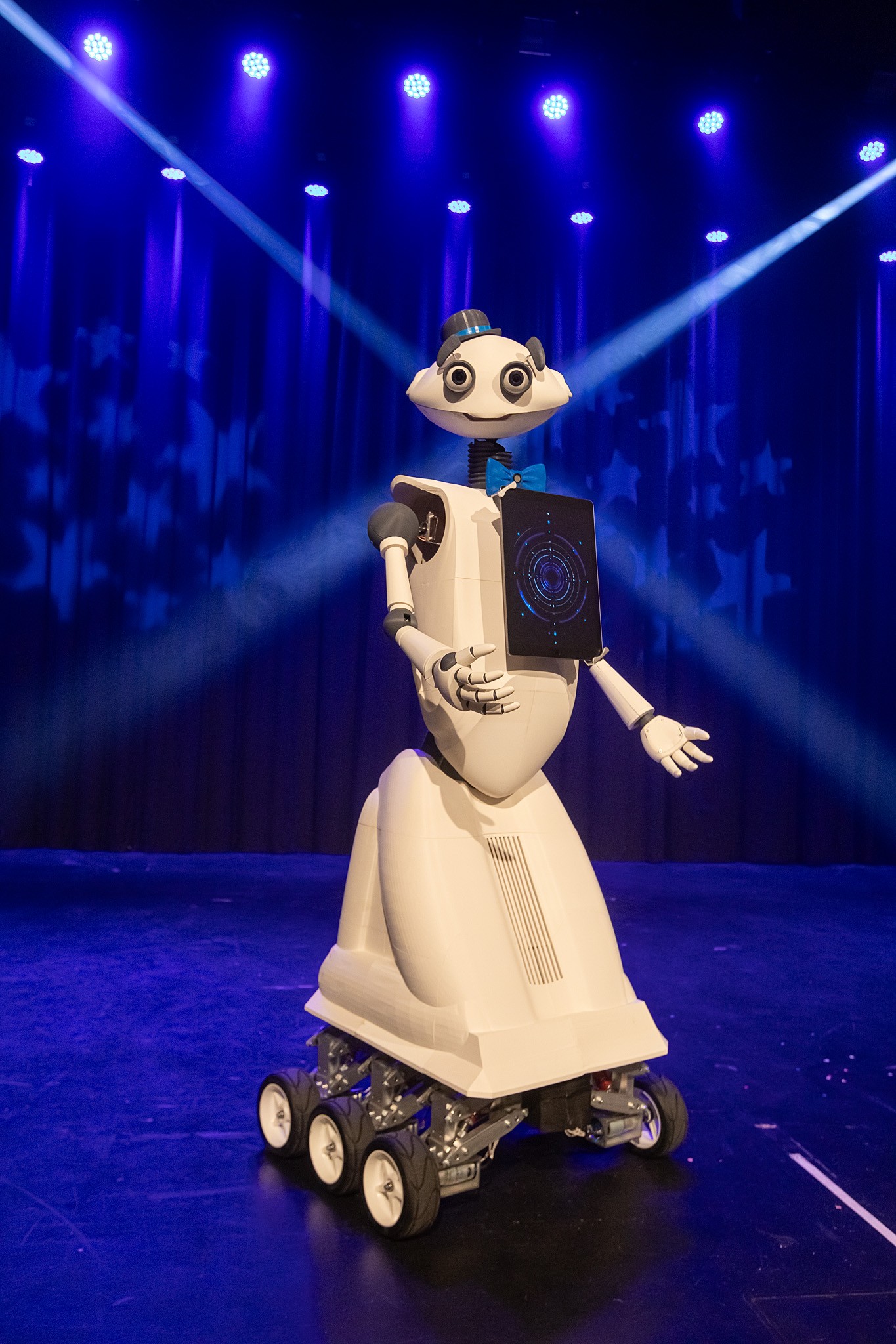 Eventroboter Sparky auf einer blauen Bühne.