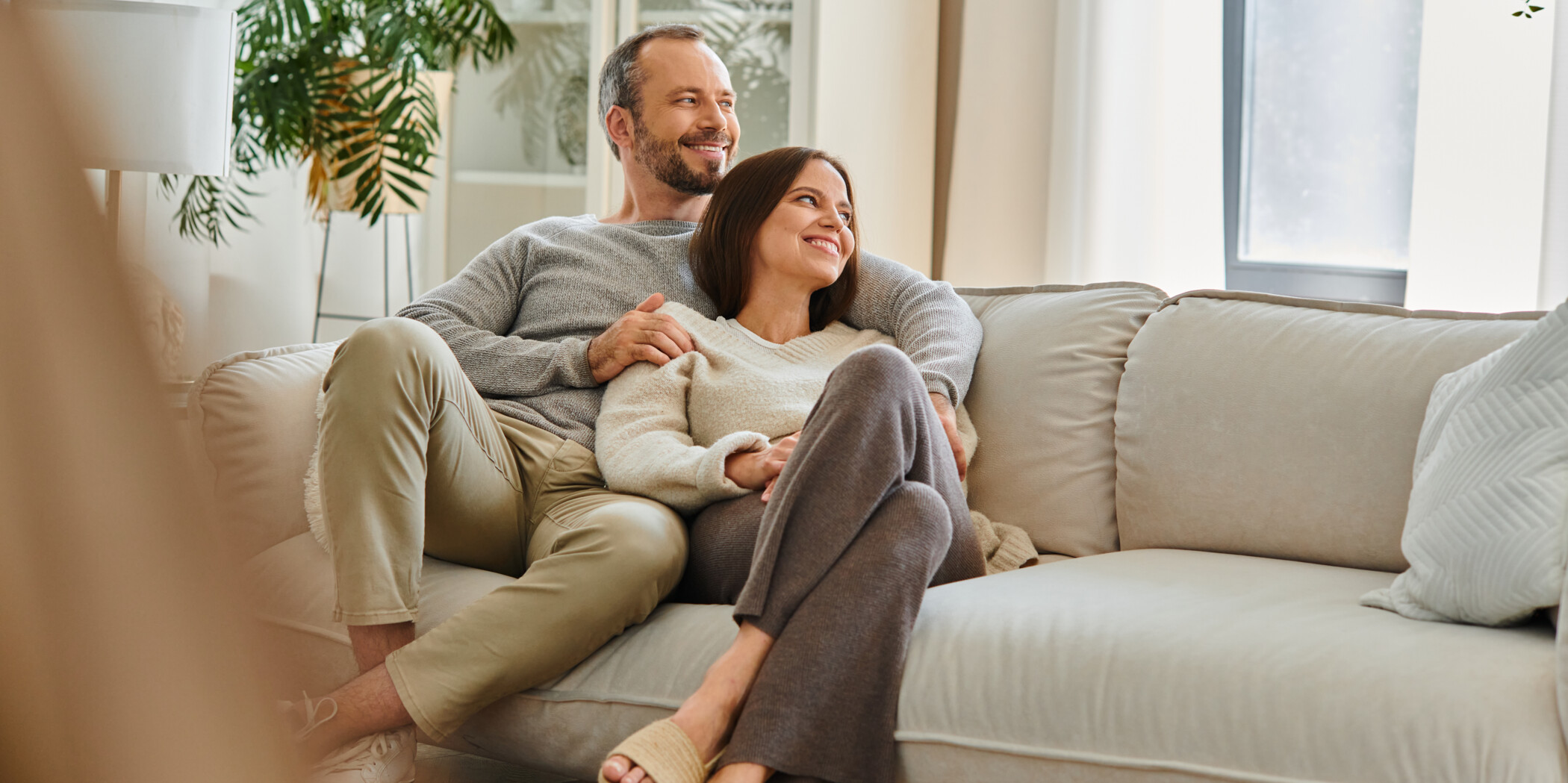 Pärchen kuschelt auf dem Sofa